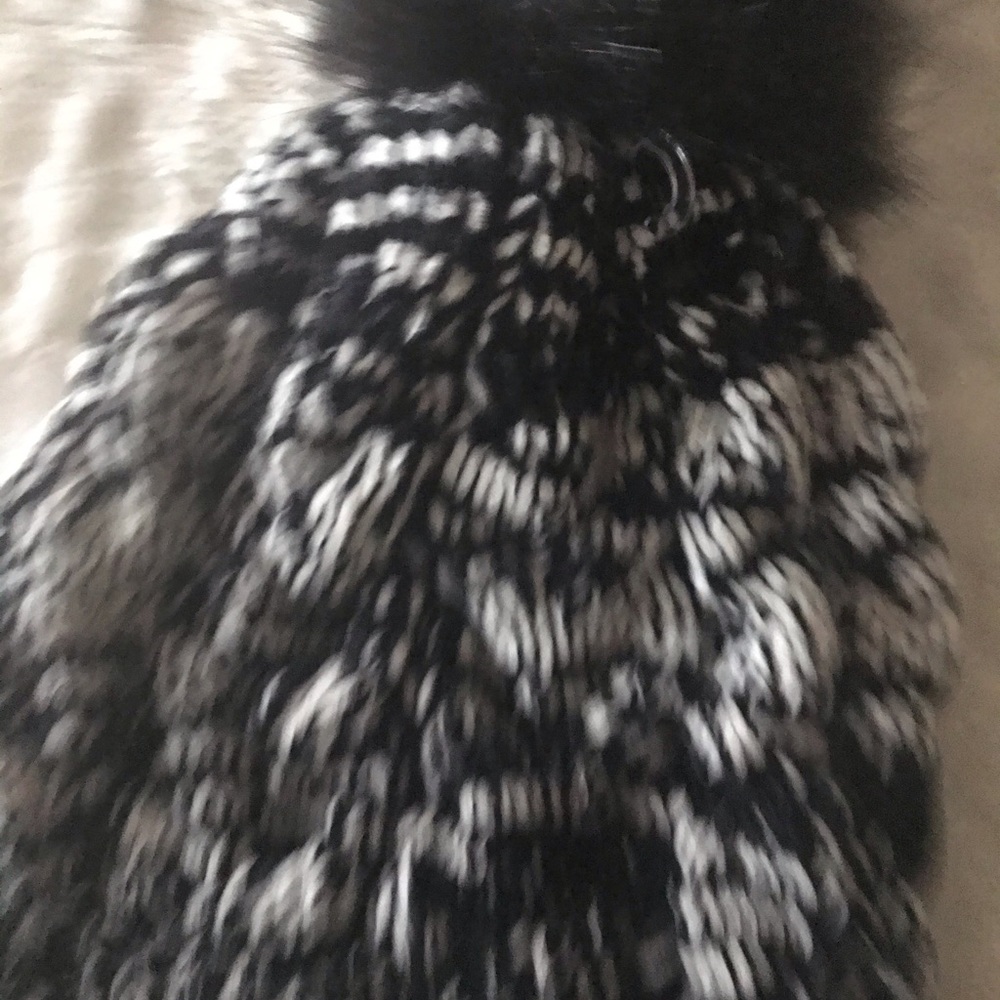 #Shop NWT KOHLS Black White Pom Pom Beanie Hat - Picture 3 of 8